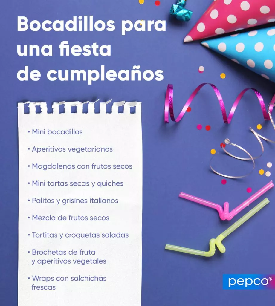 Menú de bocadillos para fiesta de cumpleaños con gorros de papel de lunares y decoraciones festivas.