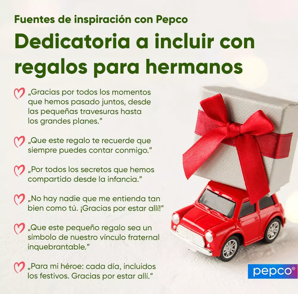 Coche de juguete rojo transportando un regalo envuelto con lazo rojo sobre el techo.