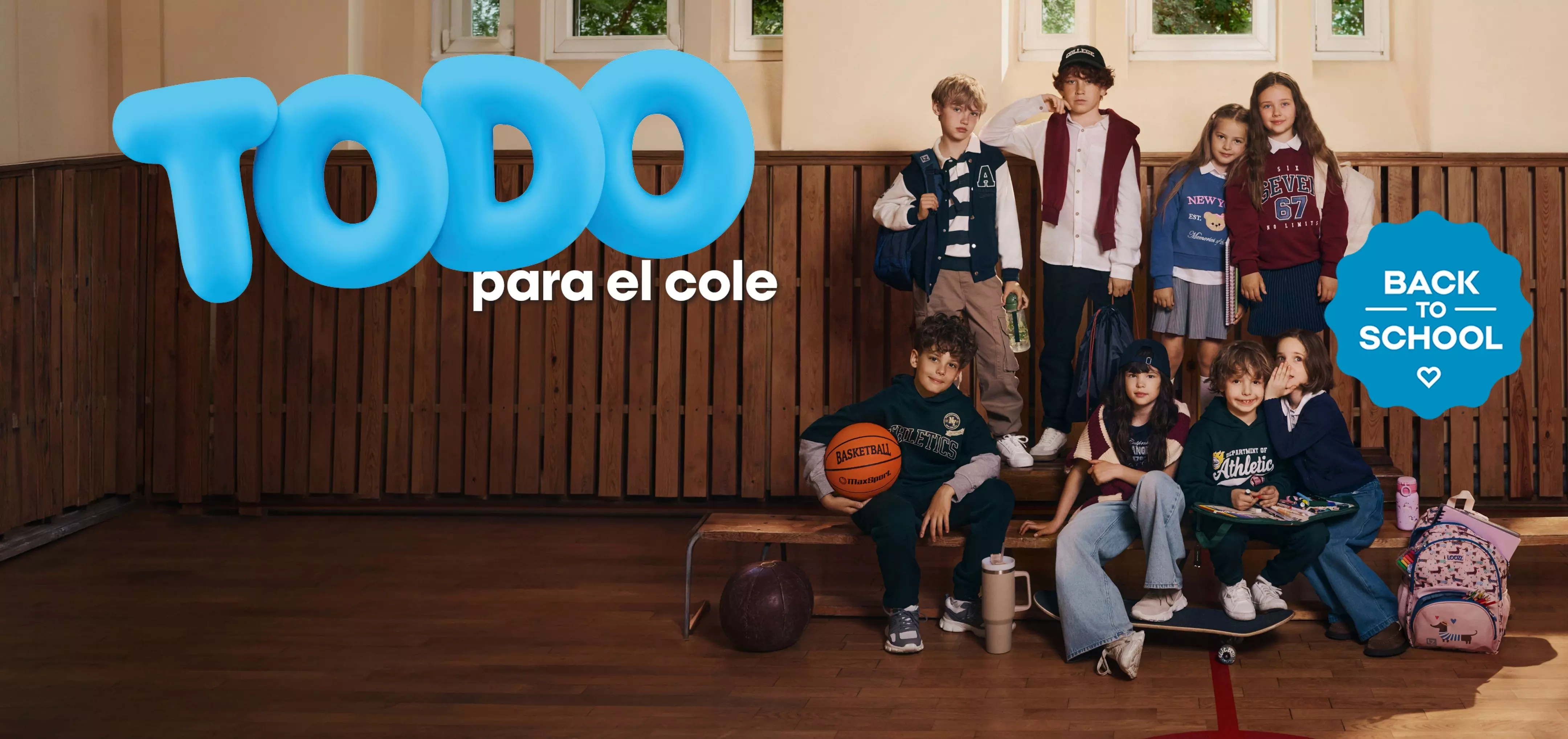 Niños con ropa escolar Pepco posando en un gimnasio con texto TODO para el cole y BACK TO SCHOOL.
