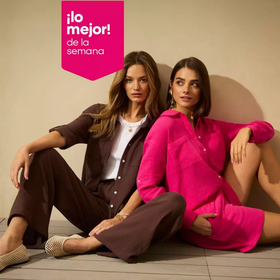 Dos mujeres sentadas vistiendo conjuntos de Pepco, uno marrón y otro rosa fucsia, bajo el texto ¡lo mejor! de la semana.