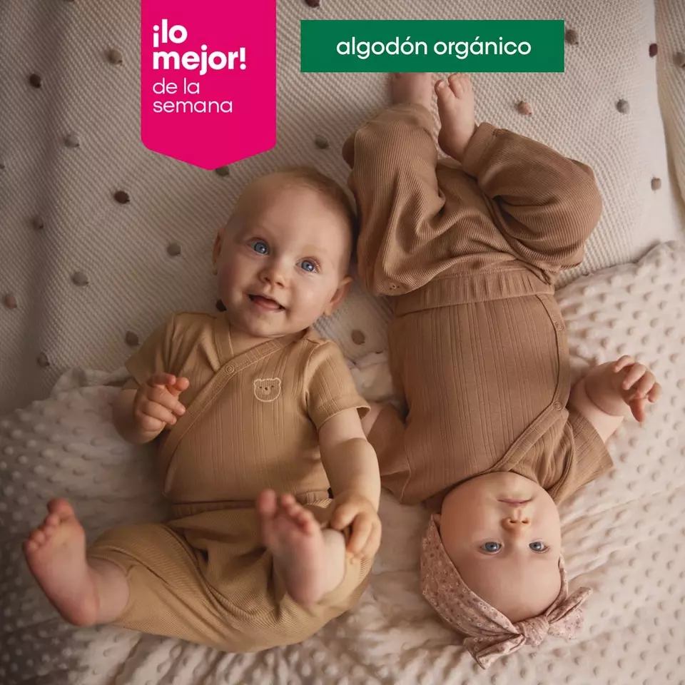 Bebés Pepco vistiendo ropa de algodón orgánico en tonos beige y rosa sobre manta suave.