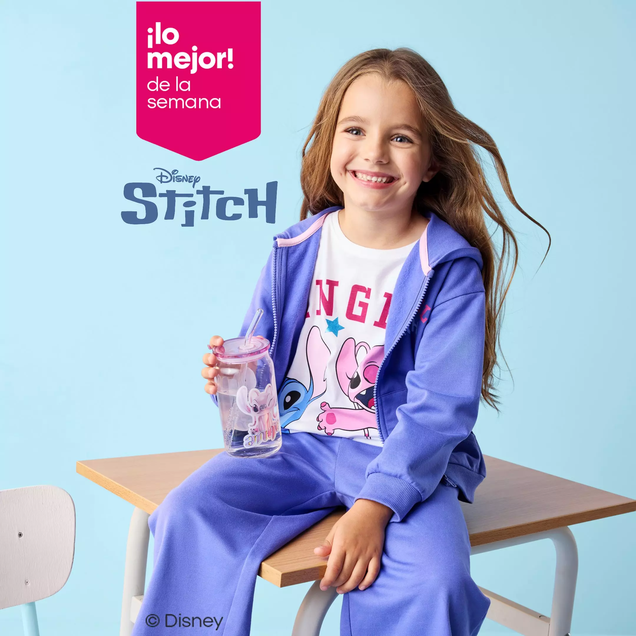 Niña sonriente con chándal morado Disney Stitch de Pepco, sosteniendo un vaso con pajita.