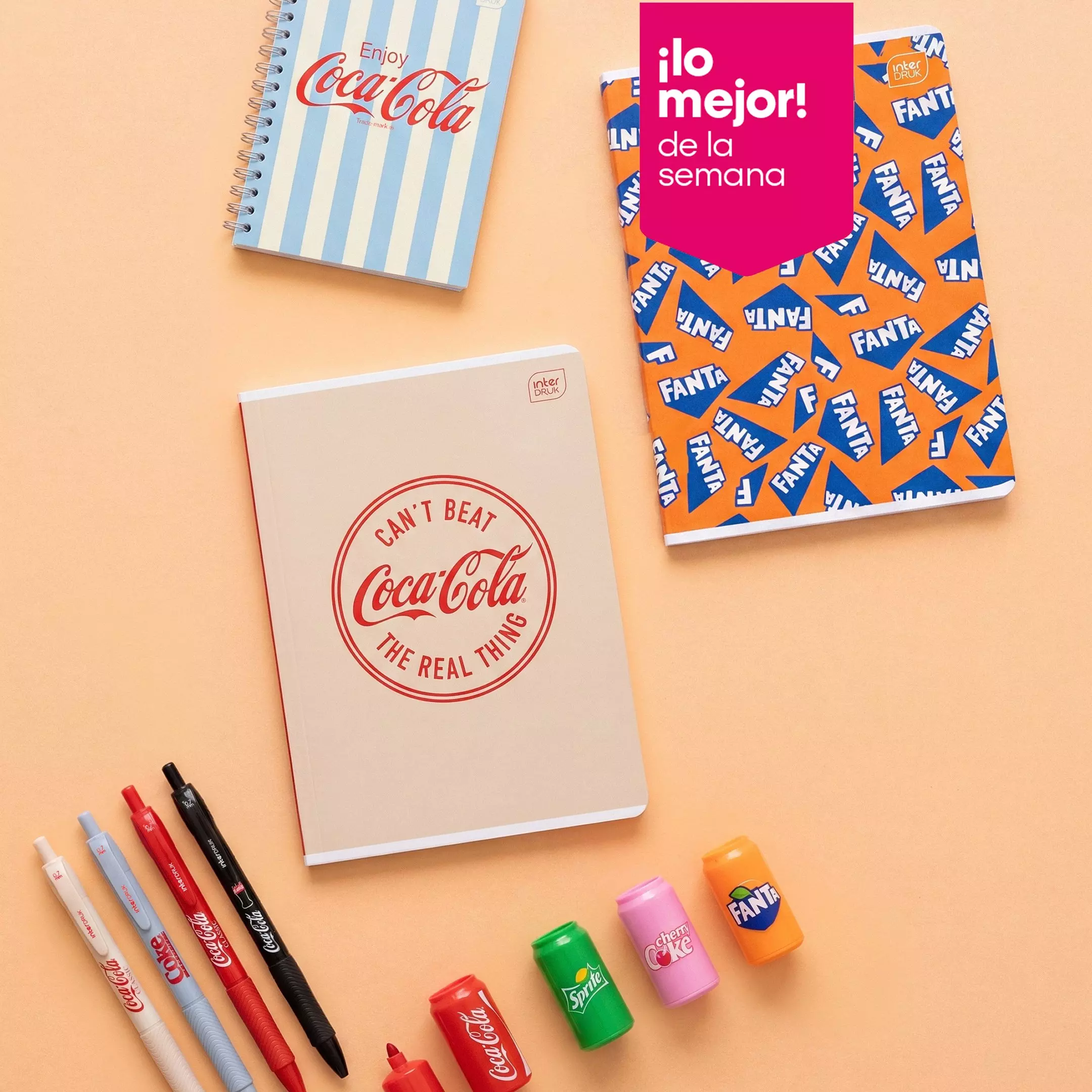 Colección de papelería Pepco con diseños de Coca-Cola y Fanta, incluyendo cuadernos y bolígrafos temáticos.