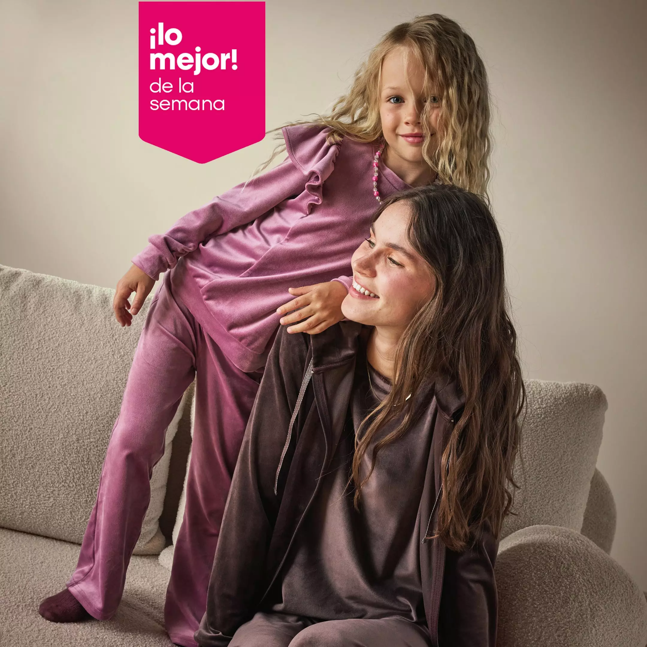 Niña y mujer sonriendo con conjuntos de pijama satinados Pepco en rosa y marrón.