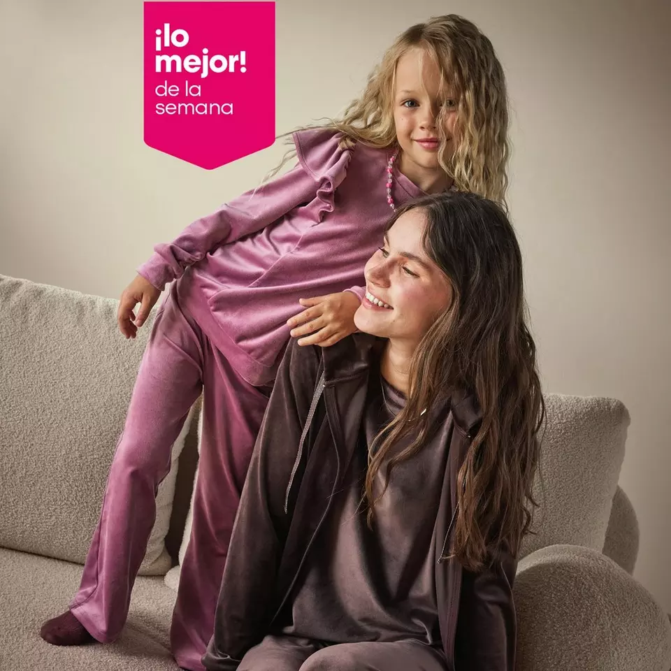 Niña y mujer sonriendo con conjuntos de pijama satinados Pepco en rosa y marrón.
