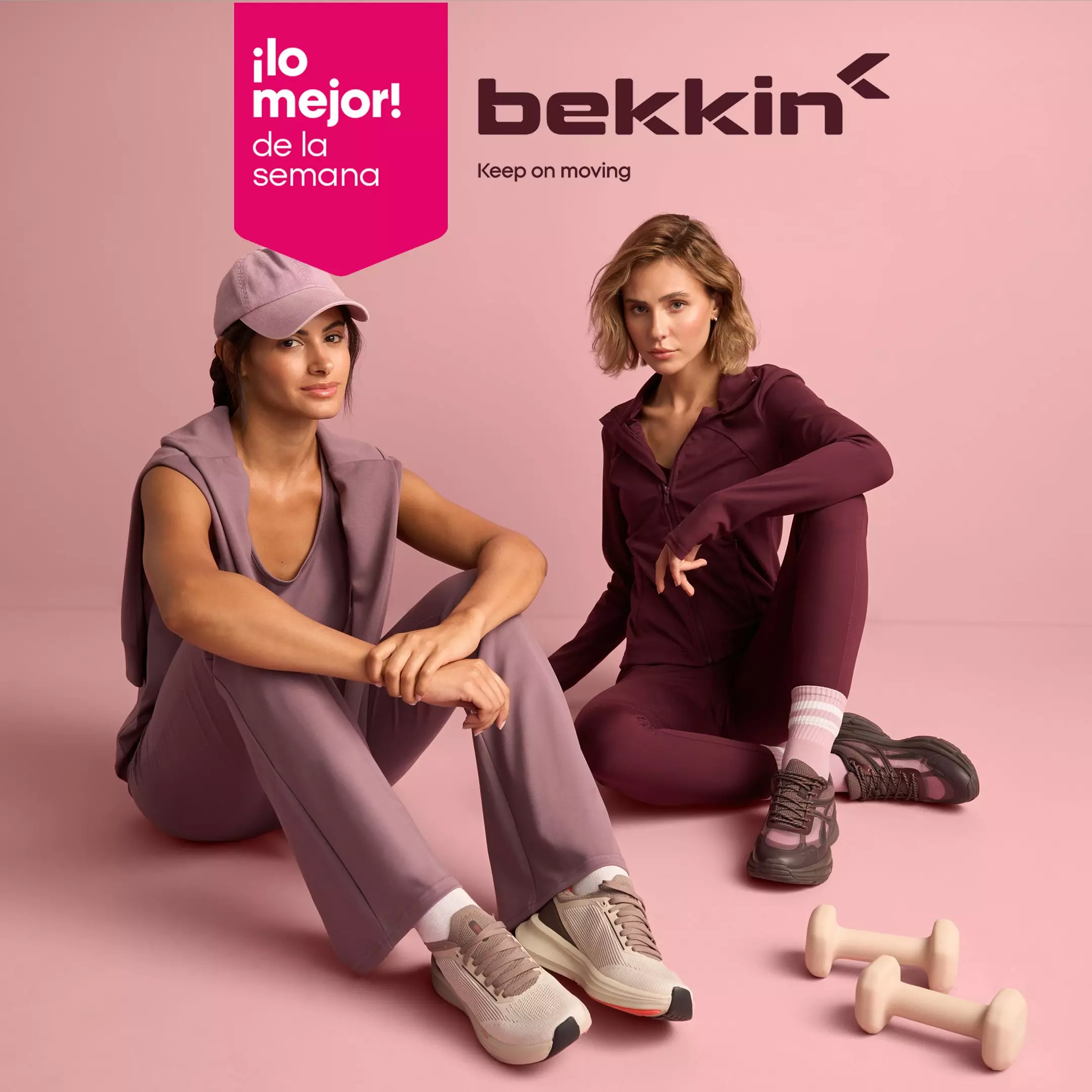 Dos mujeres luciendo ropa deportiva bekkin de Pepco sentadas junto a mancuernas en promoción lo mejor de la semana.