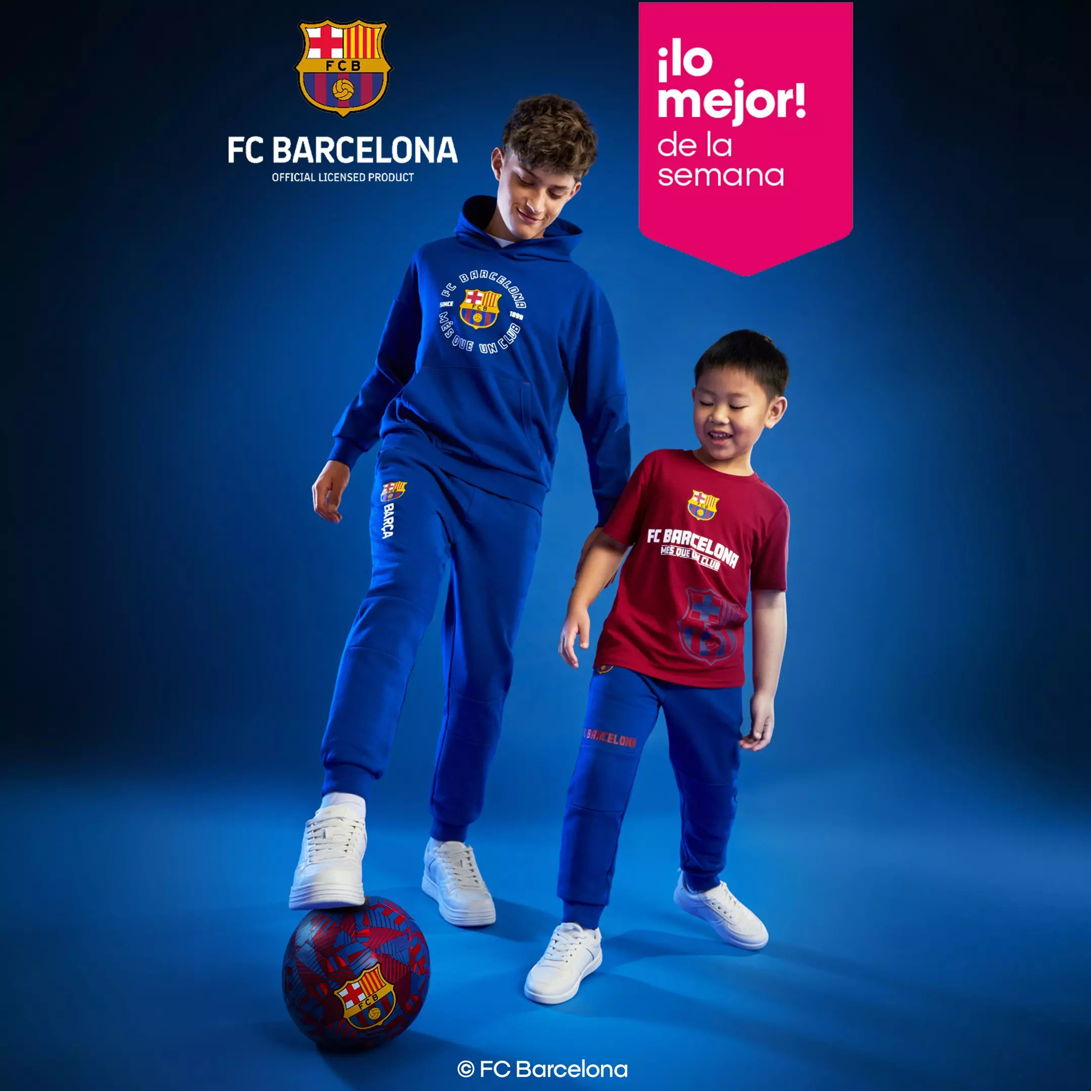 Niños vistiendo ropa deportiva oficial FC Barcelona de Pepco jugando con balón de fútbol.