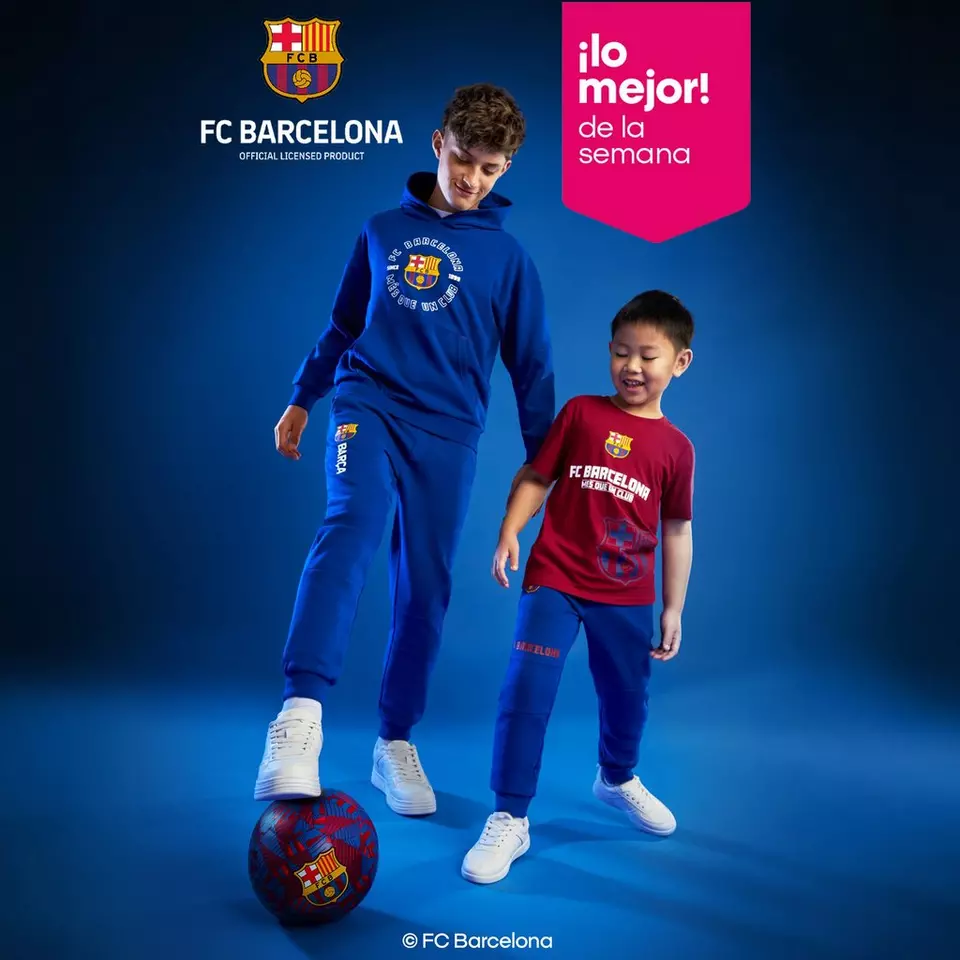 Niños vistiendo ropa deportiva oficial FC Barcelona de Pepco jugando con balón de fútbol.