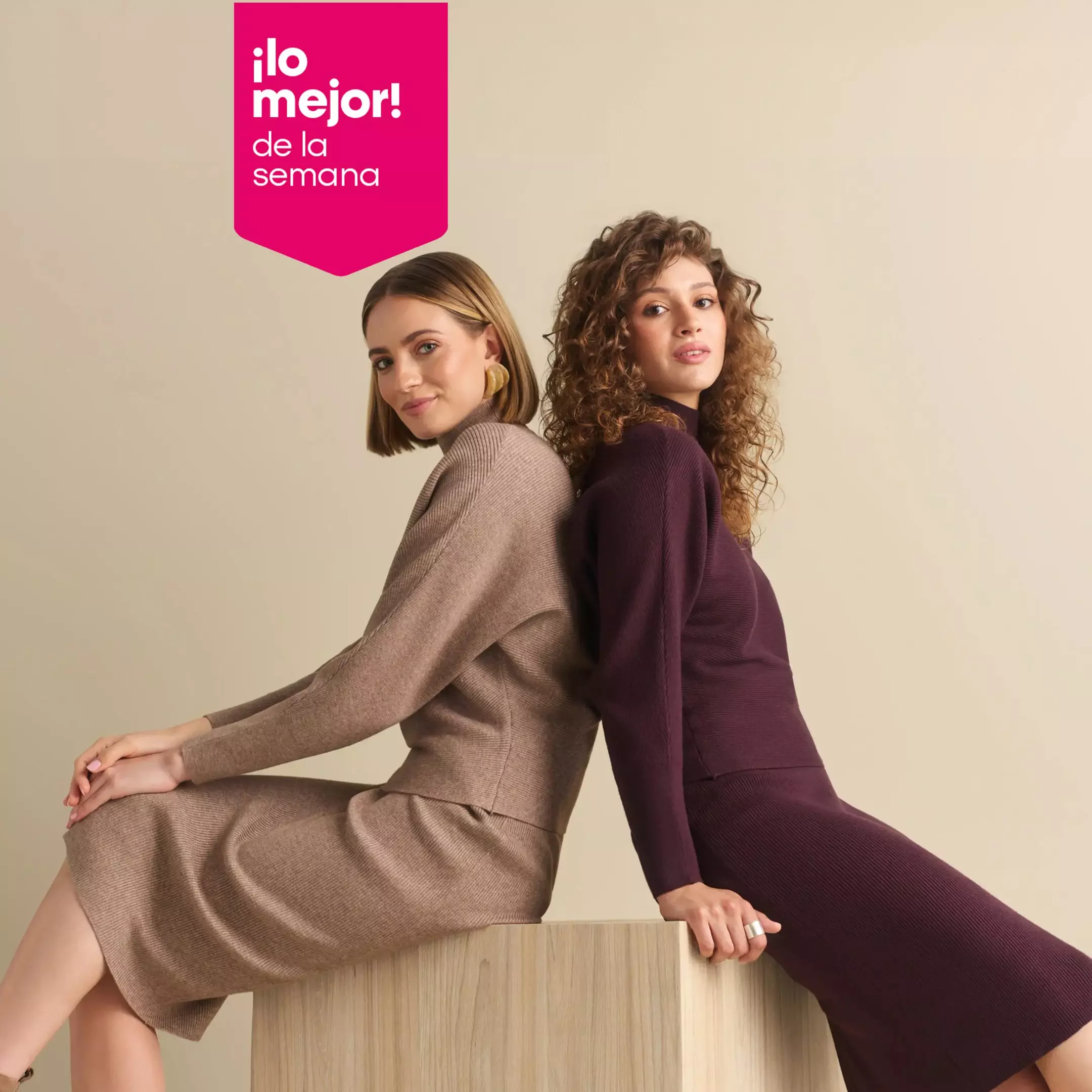 Dos mujeres posando espalda con espalda vistiendo conjuntos de punto Pepco en beige y morado.
