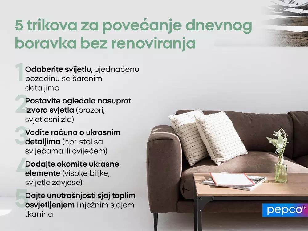 Smeđa sofa s ukrasnim jastucima, drveni stol s vazom i časopisom, pepco logo u kutu.