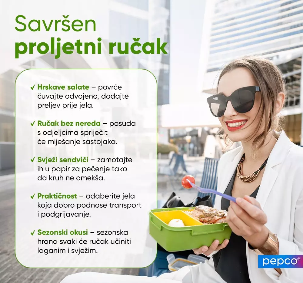 Žena u sunčanim naočalama jede iz zelene kutije za ručak, drži vilicu s rajčicom, Pepco brend.