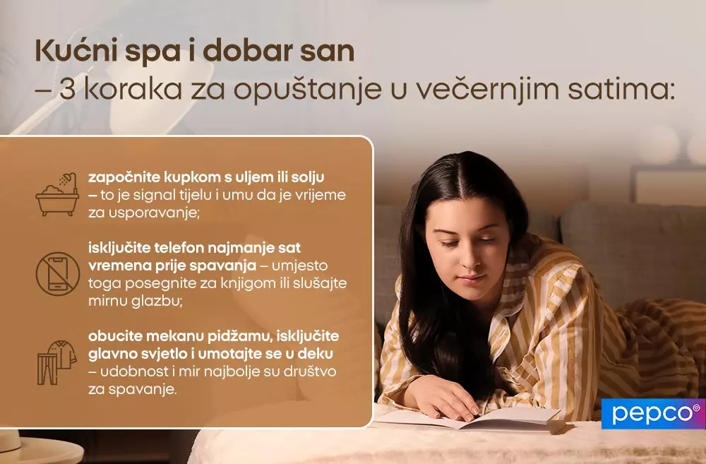 Žena u karirastoj pidžami leži na krevetu i čita knjigu, s informacijama o opuštanju prije spavanja.