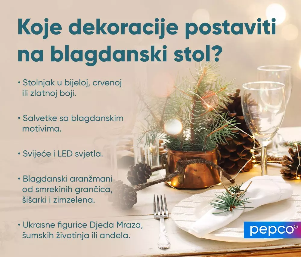 Blagdanski stol s dekoracijama od borovih grančica, šišarkama, svijećama i čašama vina.