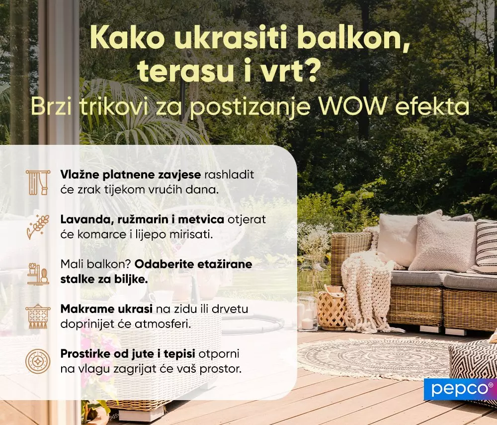 Vanjski namještaj od ratana s jastukom i dekama na drvenom balkonu okruženom zelenilom.
