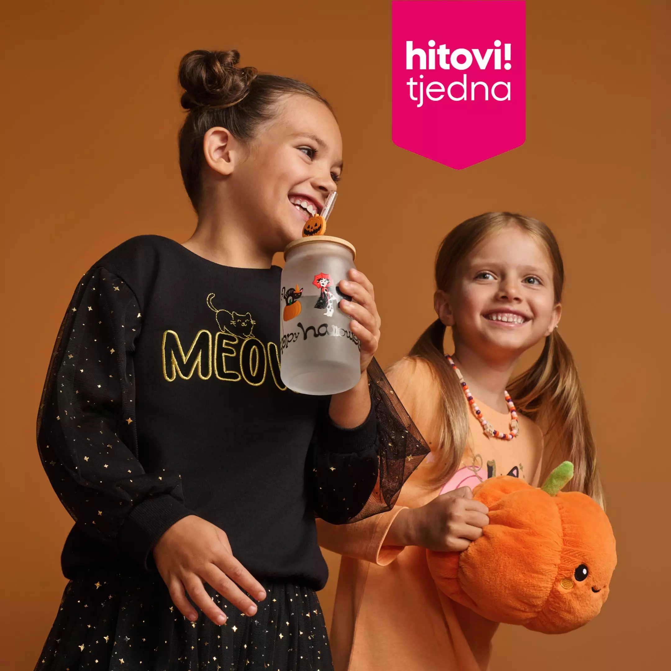 Dvije djevojčice u Pepco Halloween odjeći s bundjevom plišancom i bocom s naljepnicom.