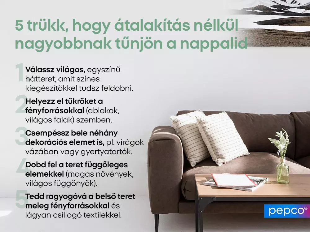 Öt trükk a nappali nagyobbnak látszatához, barna kanapéval, párnákkal és kis fa asztallal a Pepco-tól.