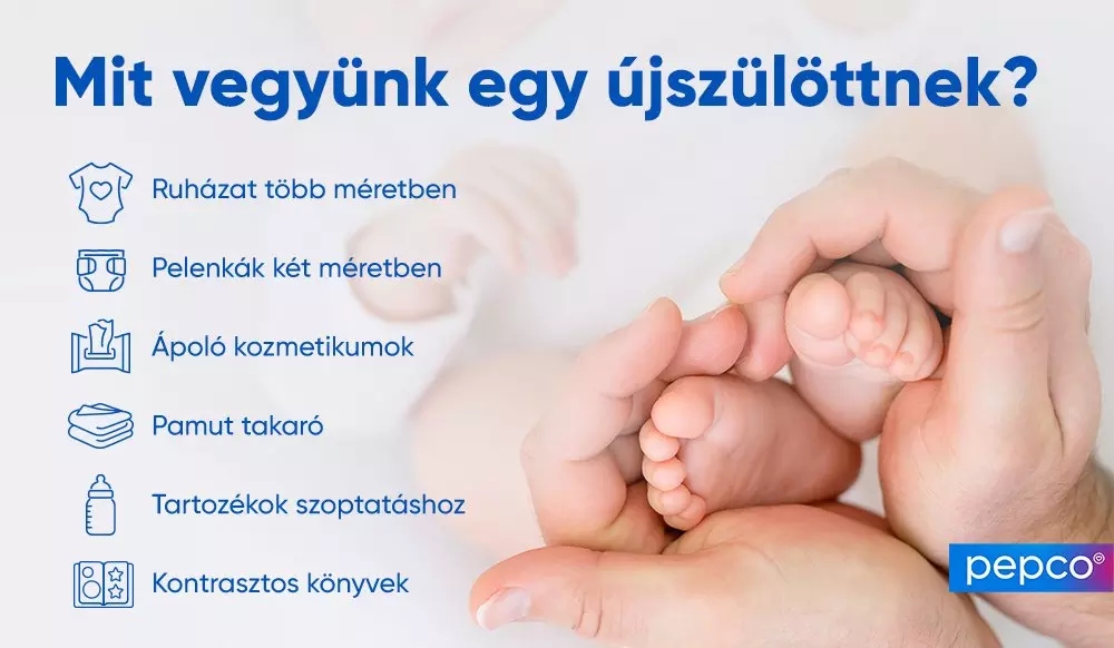 Újszülött lábai felnőtt kézben, mellette lista a szükséges babakellékekel, mint ruházat, pelenka és ápolási termékek.