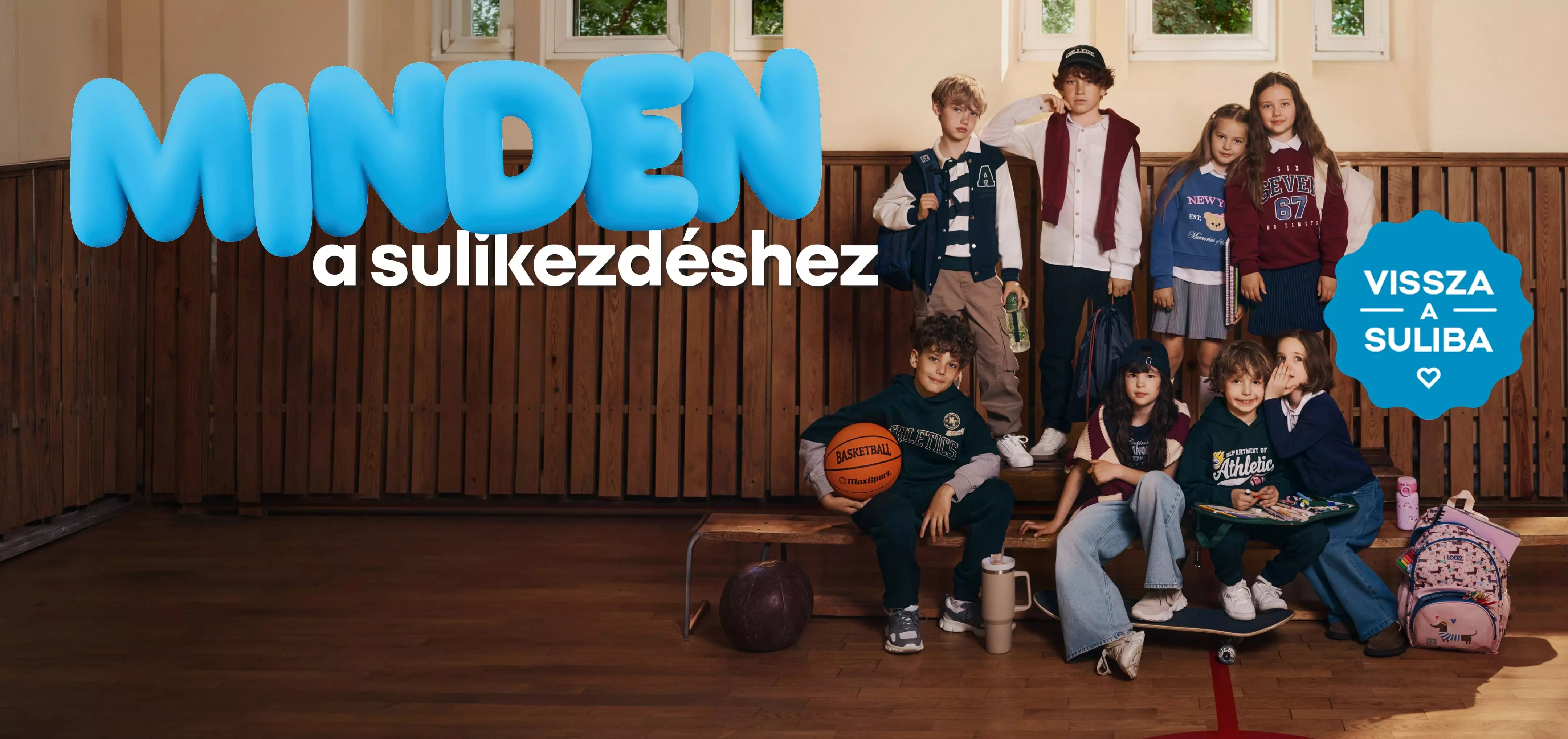 Pepco gyerekek iskolai ruházatban, kosárlabdával és gördeszkával, MINDEN a sulikezdéshez felirattal.