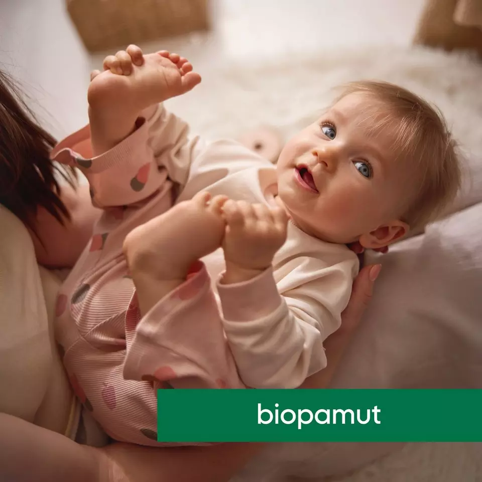 Pepco biopamut baba pizsama, mosolygó kisbaba anyukájával játszik.