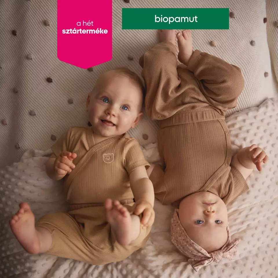 Pepco biopamut bébi ruhák, kisbabák játszanak pöttyös takarón.