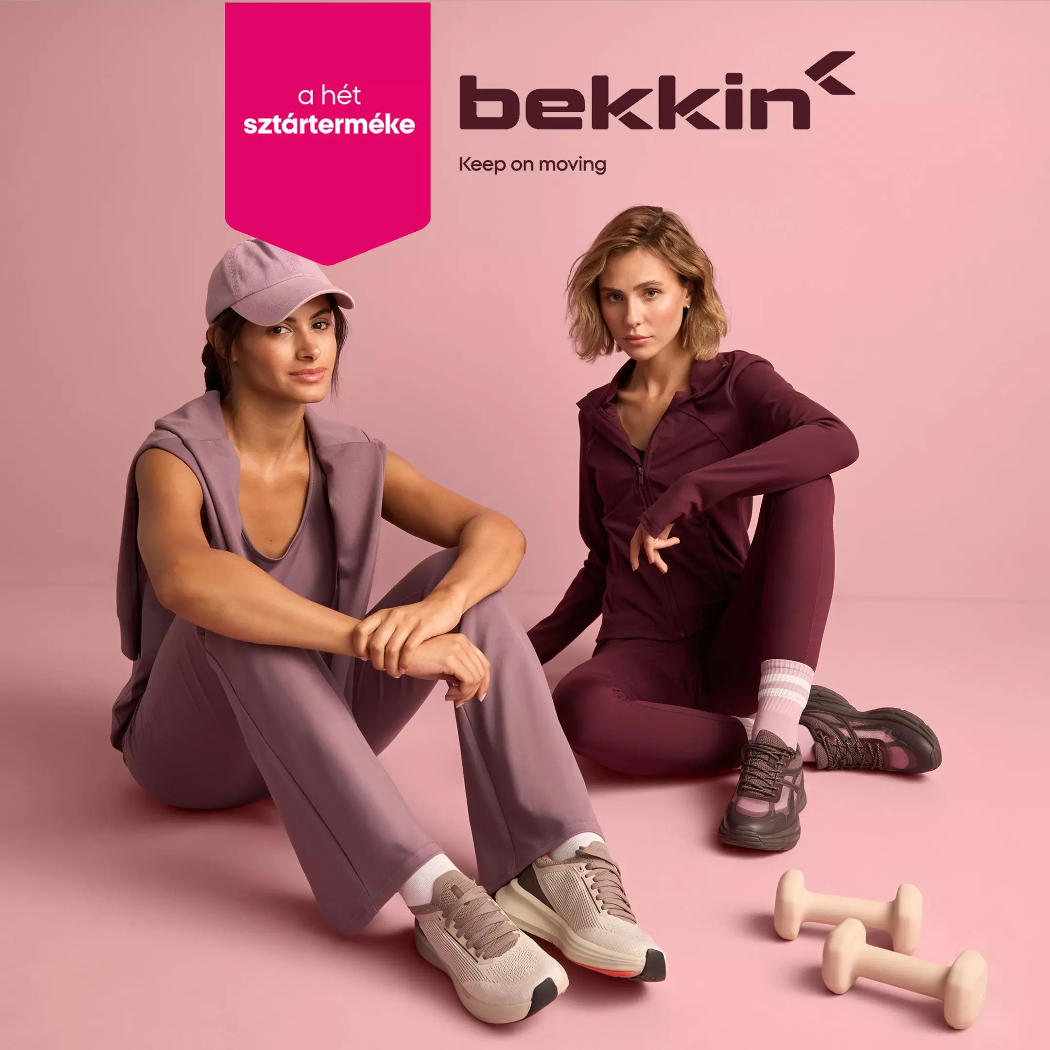 Pepco bekkin márkájú női sportruhák, két modell ül sportfelszerelésekkel.