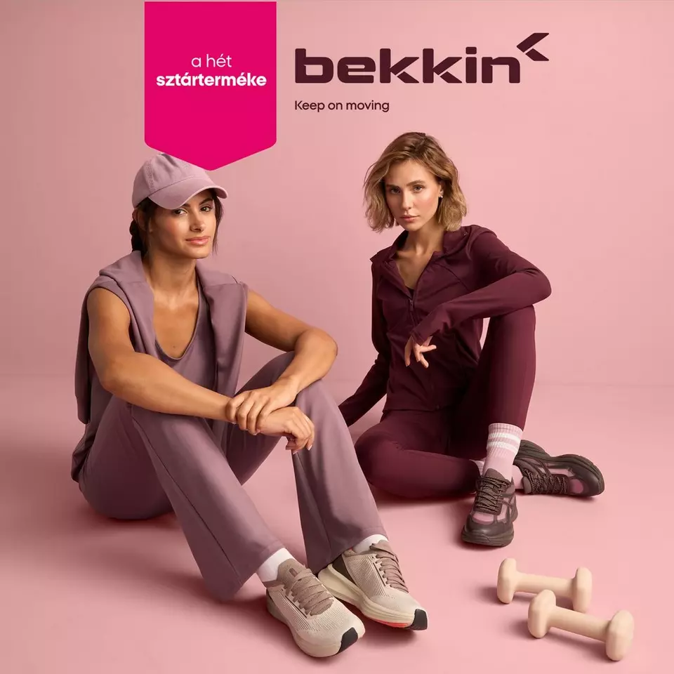 Pepco bekkin márkájú női sportruhák, két modell ül sportfelszerelésekkel.