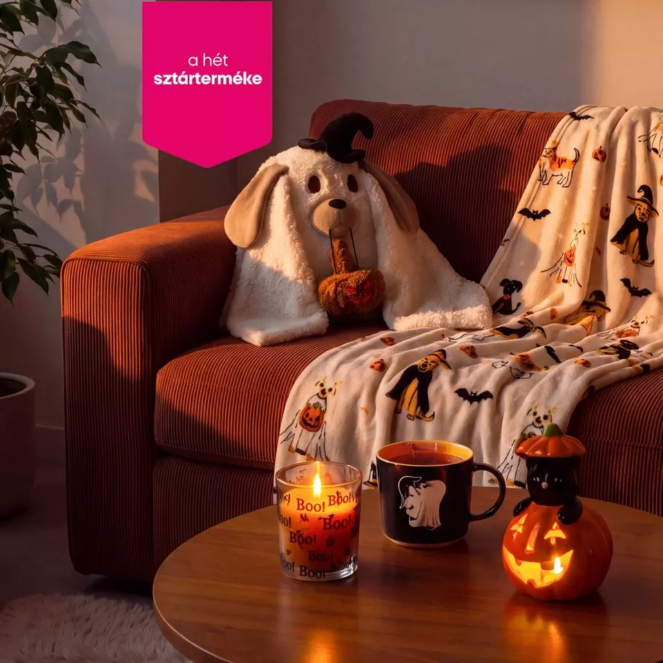 Pepco Halloween dekoráció kanapén kutyapárnával és ünnepi takarókkal, asztalon faragott töklámpással.