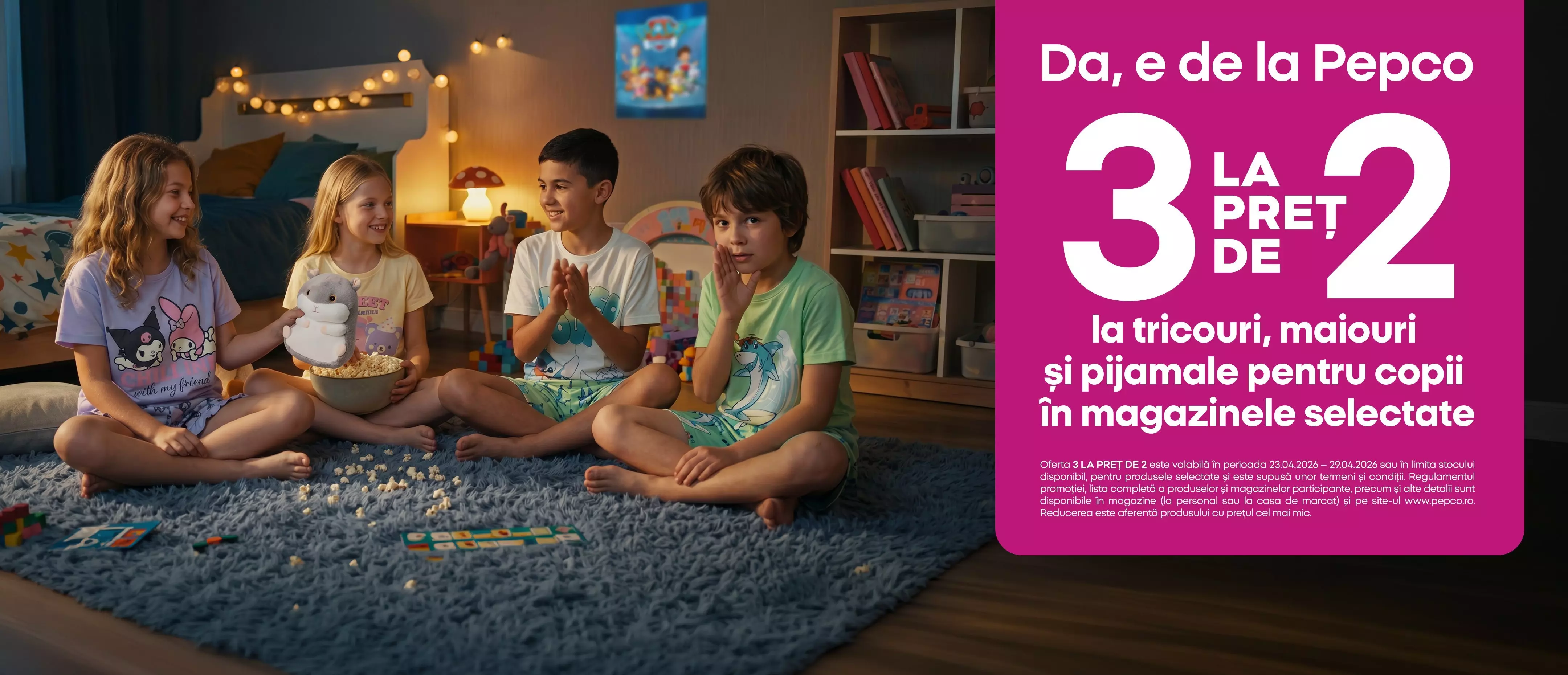 Patru copii în pijamale colorate stau pe podea mâncând popcorn în timpul unei petreceri de pijamale.