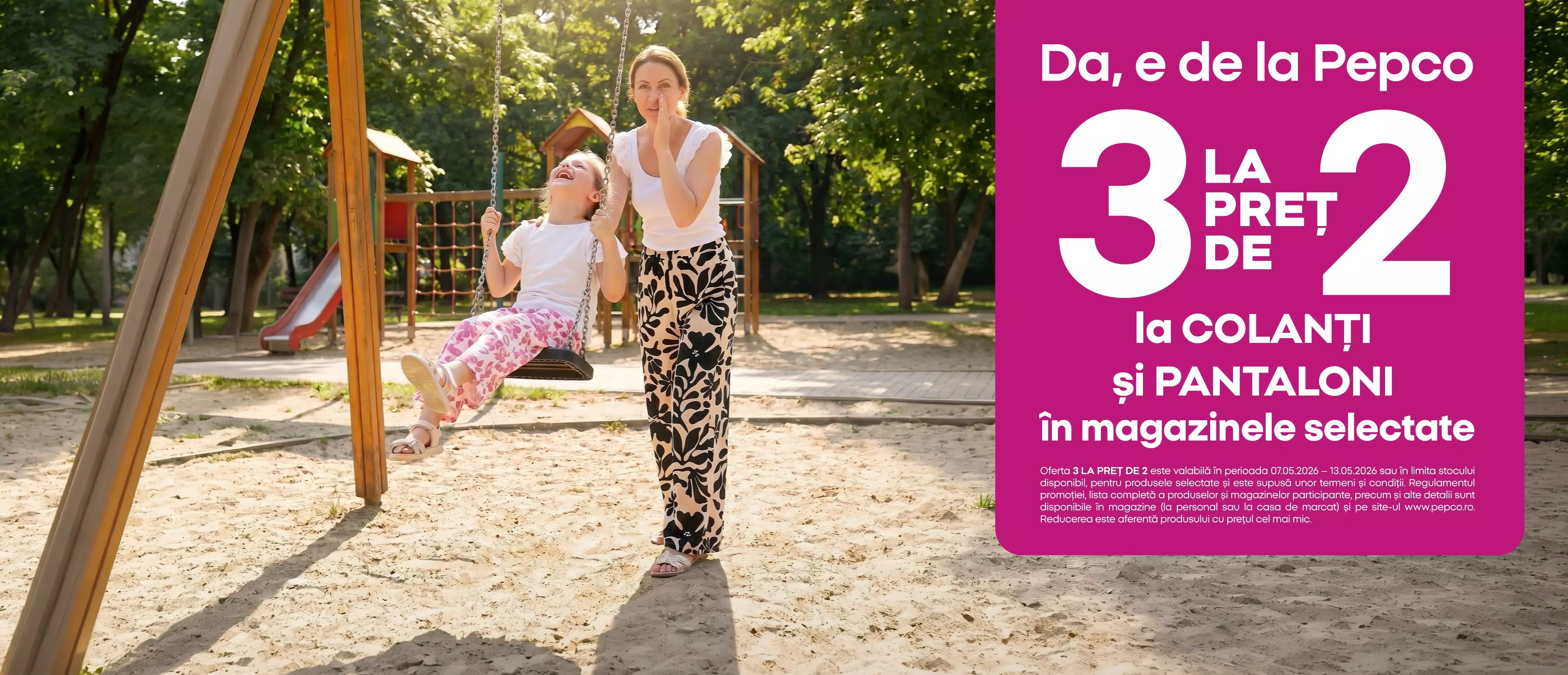 Mamă împingând copil pe leagăn în parc, promoție Pepco 3 la preț de 2 pentru colanți și pantaloni.