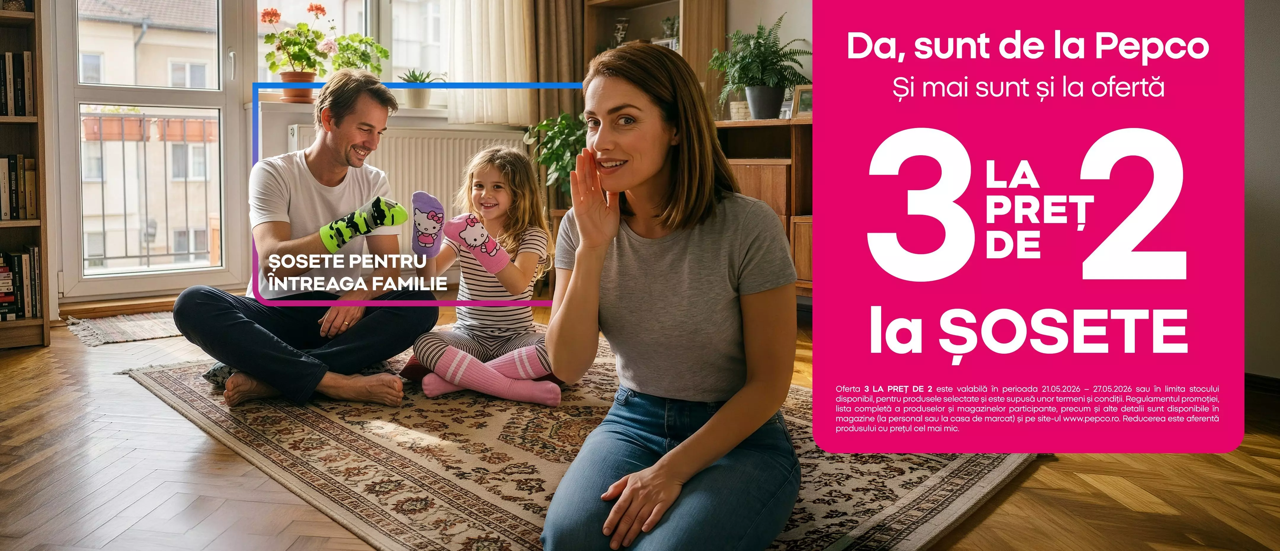 Familie fericită relaxându-se acasă, promovând oferta Pepco 3 la preț de 2 la șosete.
