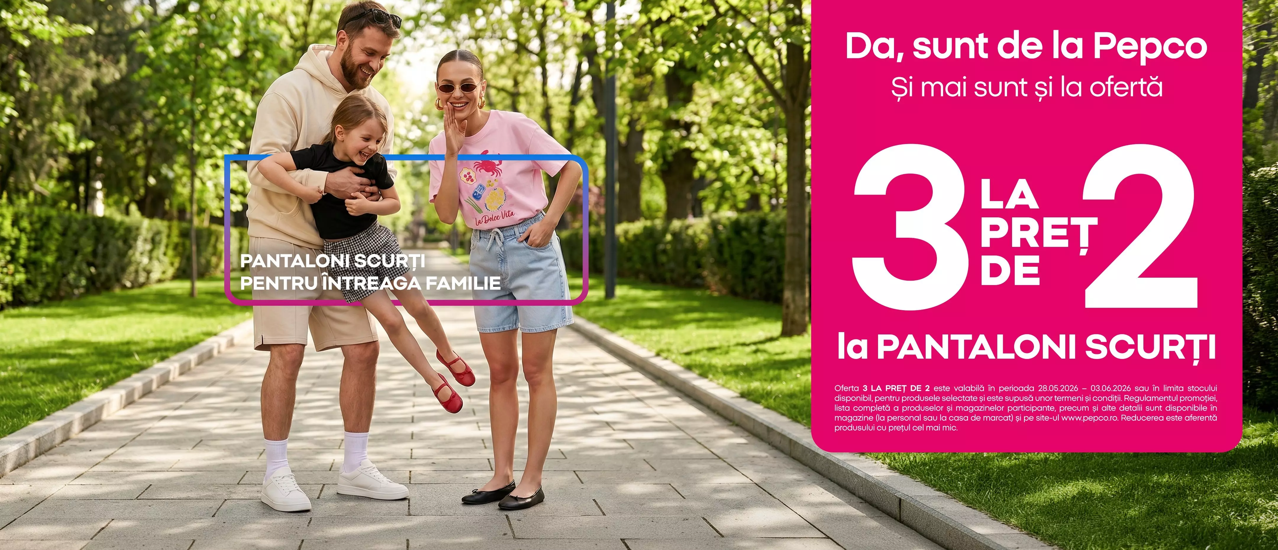 Familie fericită în parc purtând pantaloni scurți Pepco, ofertă 3 la preț de 2.