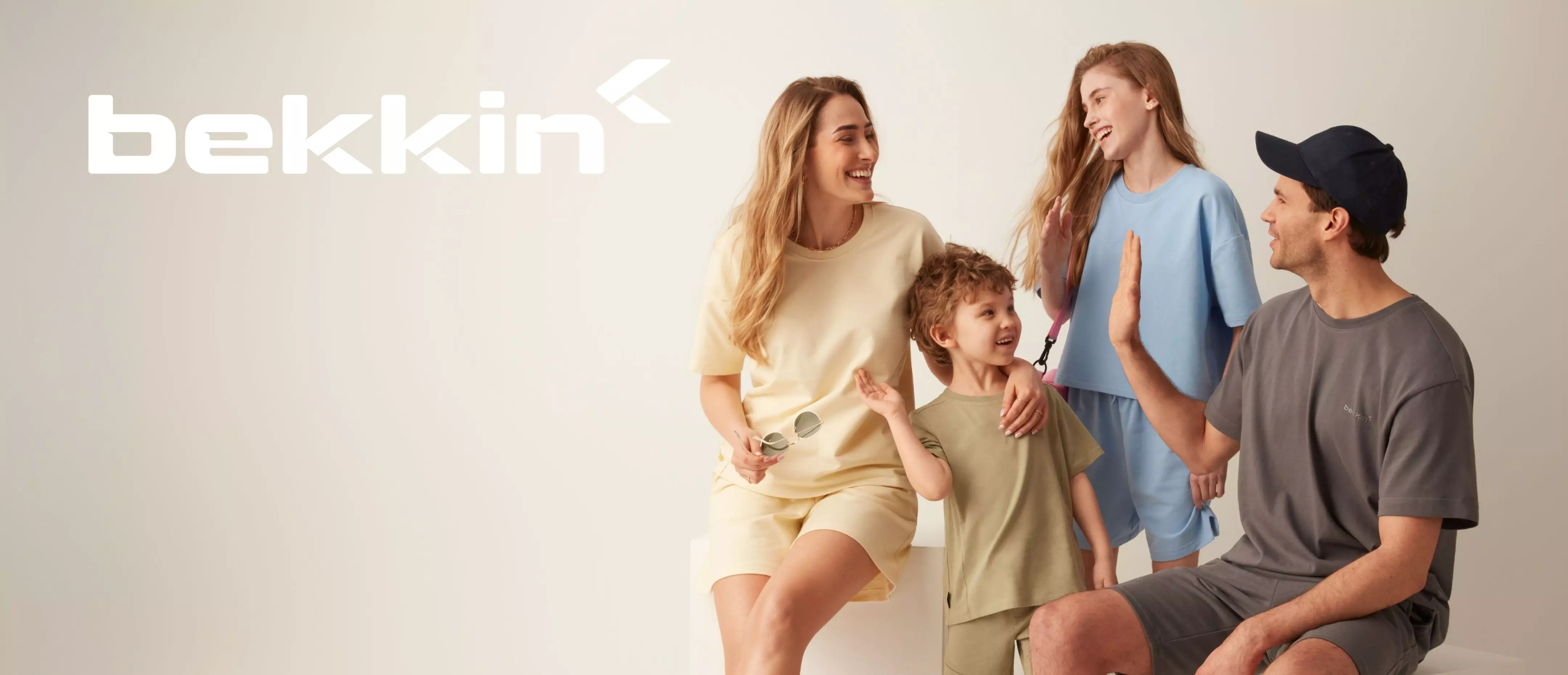 Rodzina w pasujących piżamach bekkin uśmiecha się i bawi razem.