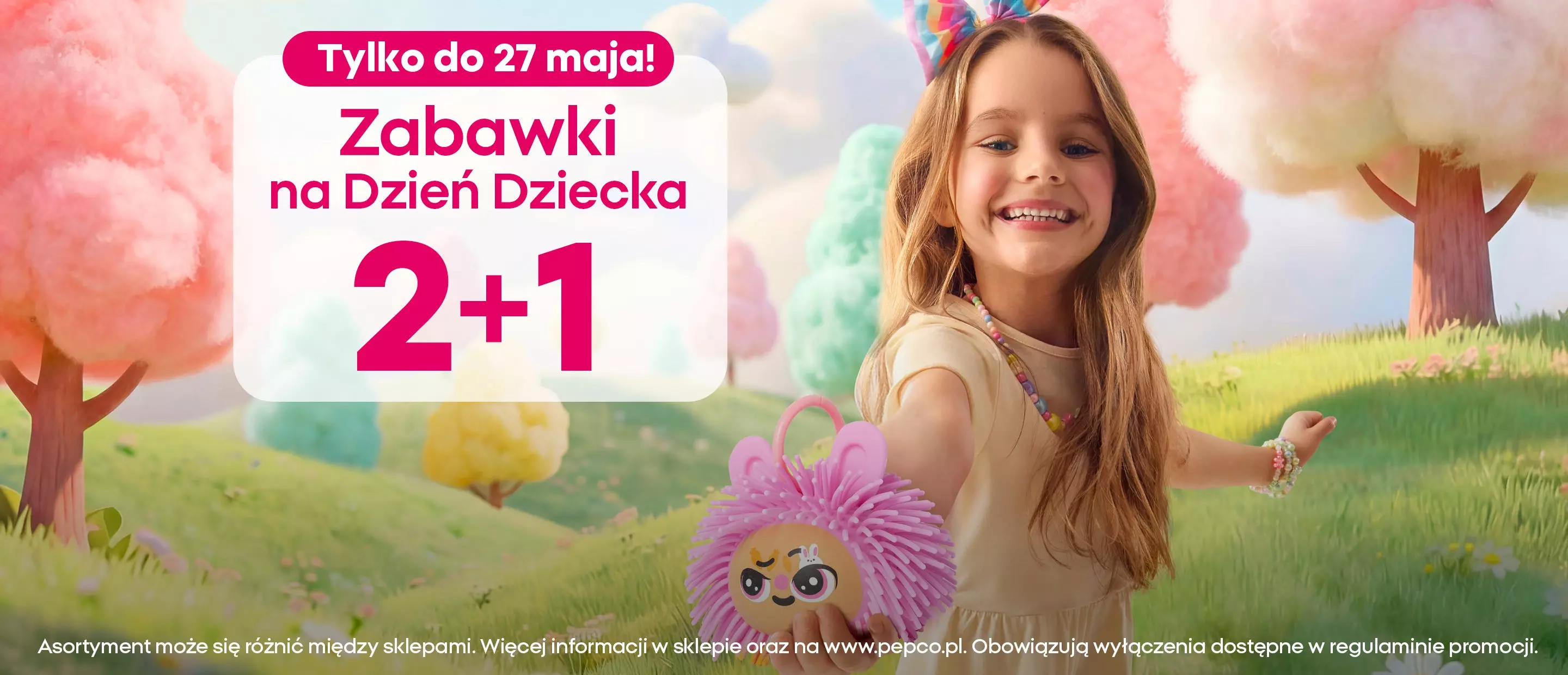 Uśmiechnięta dziewczynka z różową zabawką Pepco, promocja 2+1 na Dzień Dziecka do 27 maja.