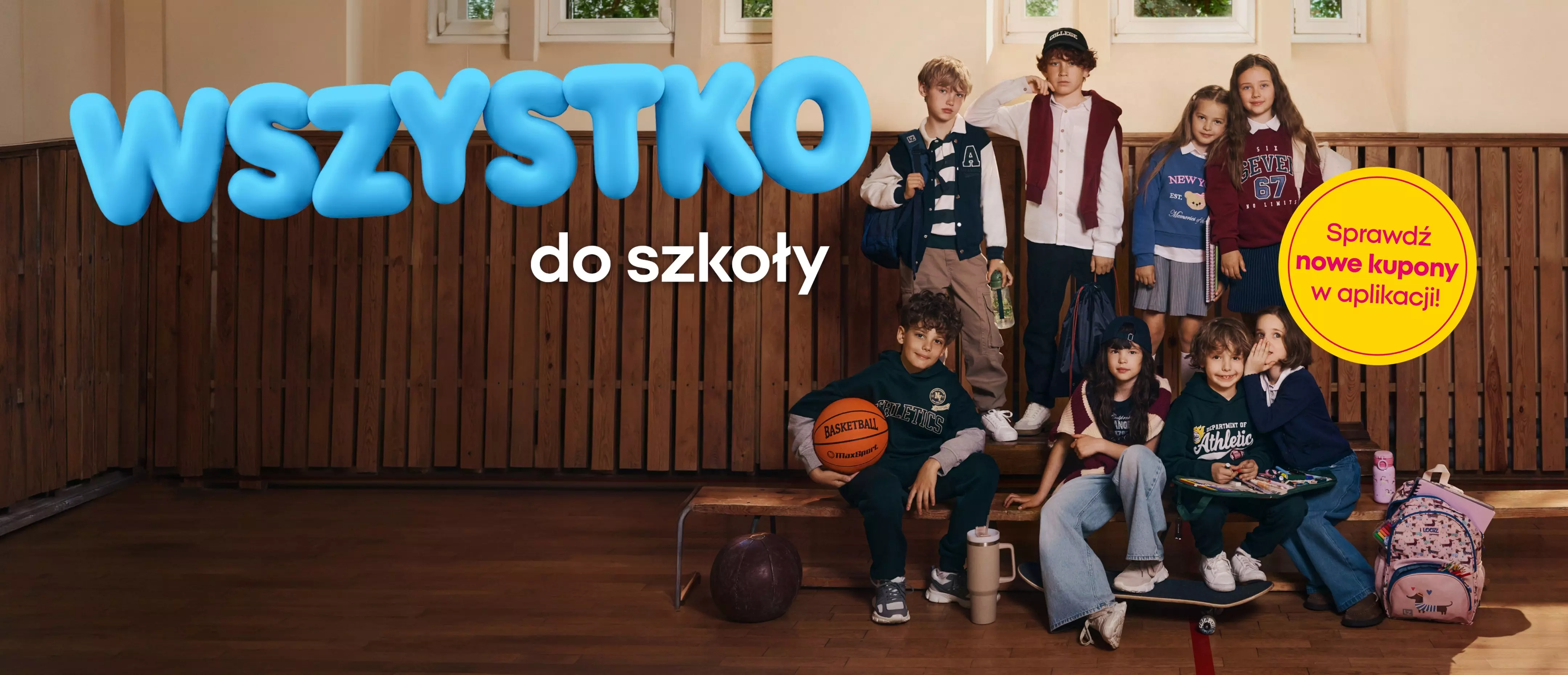 Dzieci w ubraniach Pepco siedzą na ławce w szkolnym korytarzu z napisem WSZYSTKO do szkoły.