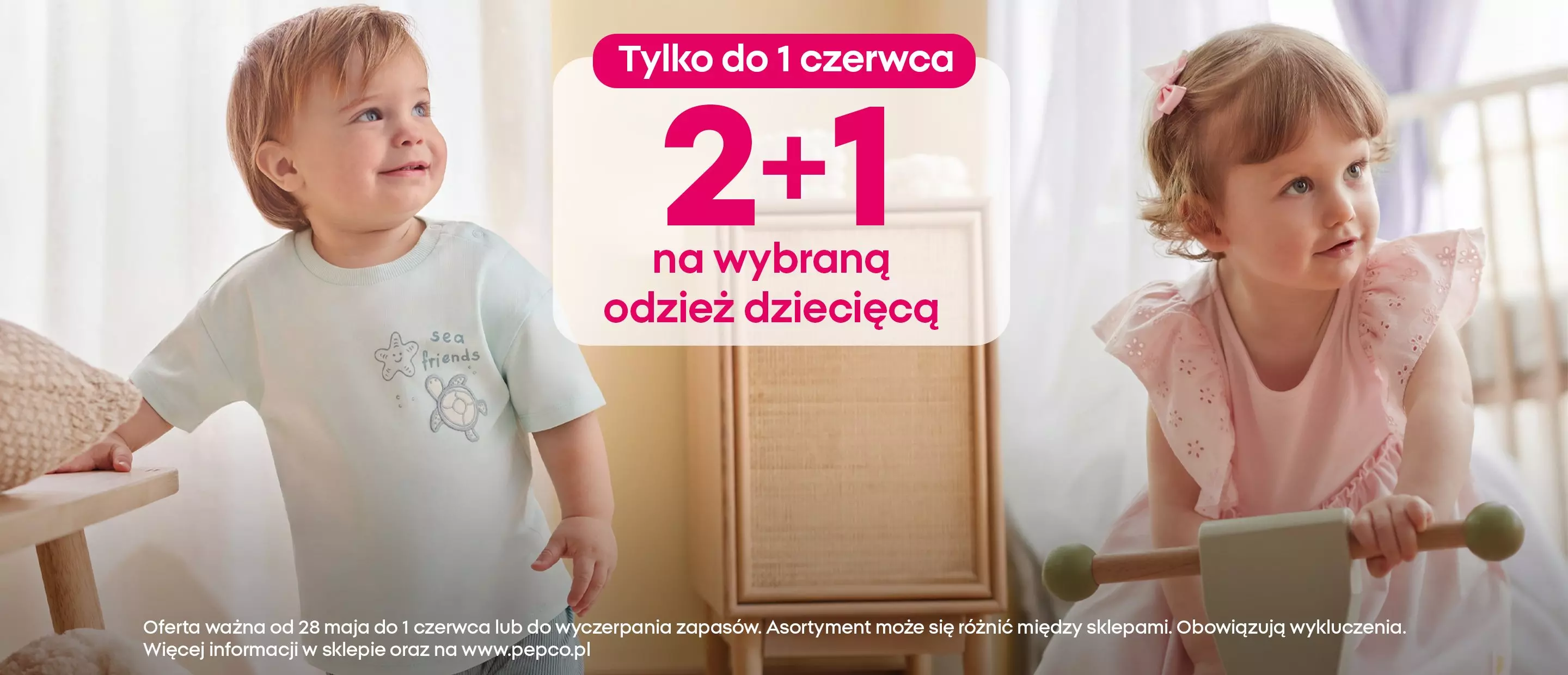 Pepco - dwoje małych dzieci bawiących się, promocja 2+1 na wybraną odzież dziecięcą.