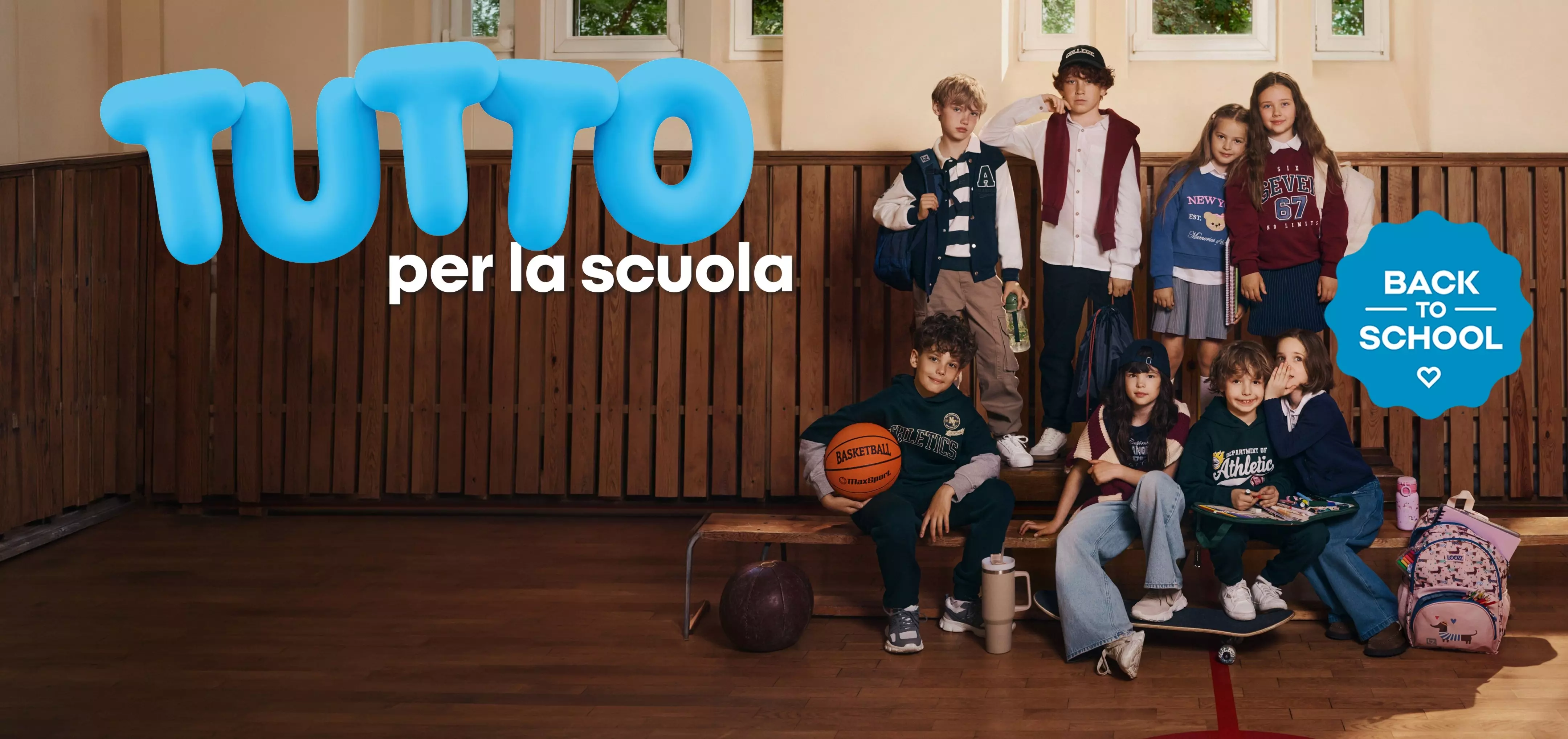 Bambini Pepco in abbigliamento scolastico casual con pallone da basket e skateboard, testo TUTTO per la scuola.