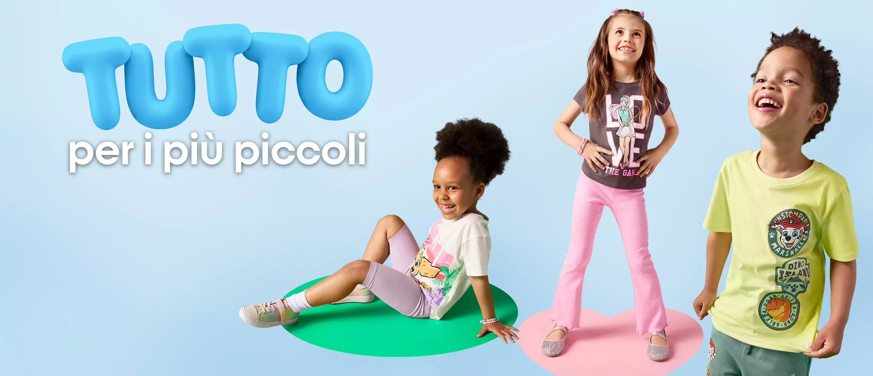 Tre bambini sorridenti indossano abbigliamento casual colorato Pepco con il testo TUTTO per i più piccoli.