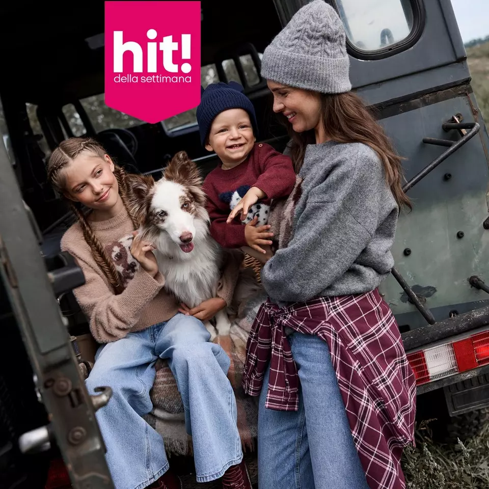 Famiglia Pepco con abbigliamento invernale seduta sul retro di un'auto con il loro cane in una giornata all'aperto.