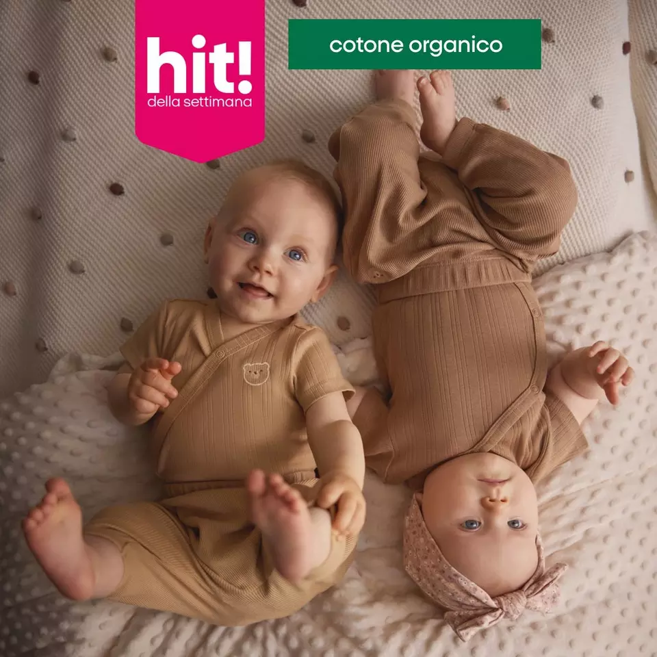 Neonati Pepco che indossano abbigliamento in cotone organico, sdraiati su una coperta morbida.