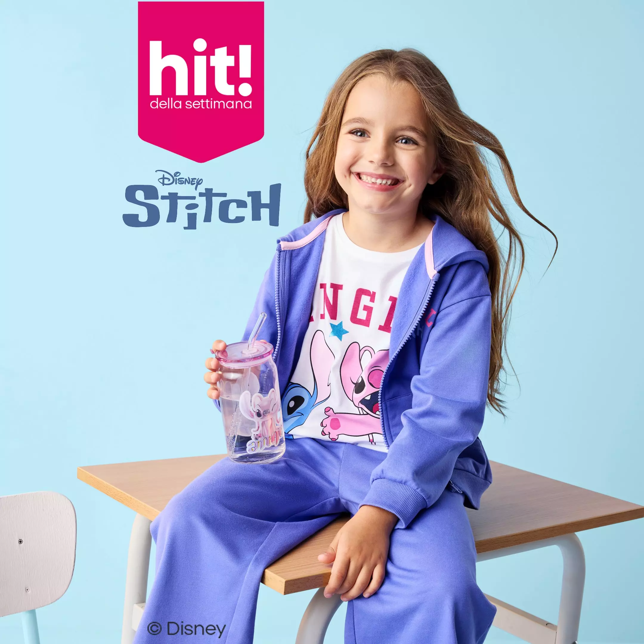 Bambina sorridente indossa tuta sportiva viola Disney Stitch di Pepco e tiene una borraccia rosa.