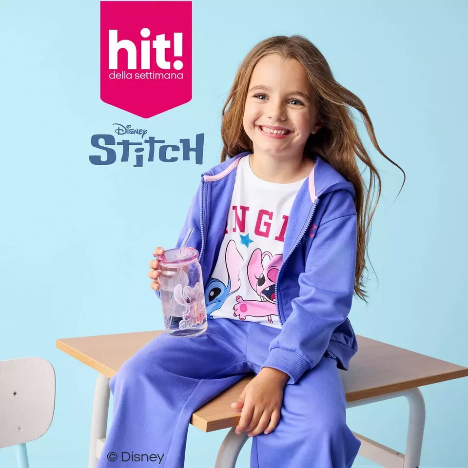 Bambina sorridente indossa tuta sportiva viola Disney Stitch di Pepco e tiene una borraccia rosa.