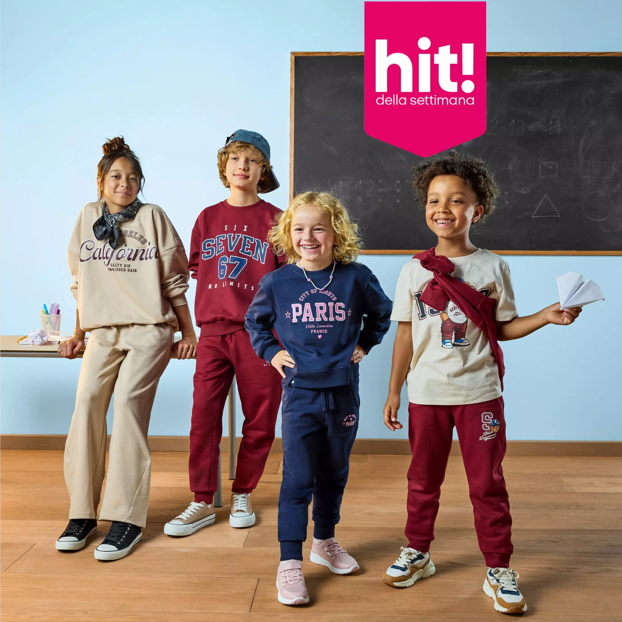 Quattro bambini sorridenti indossano abbigliamento sportivo Pepco con stampe California, Seven 67 e Paris.