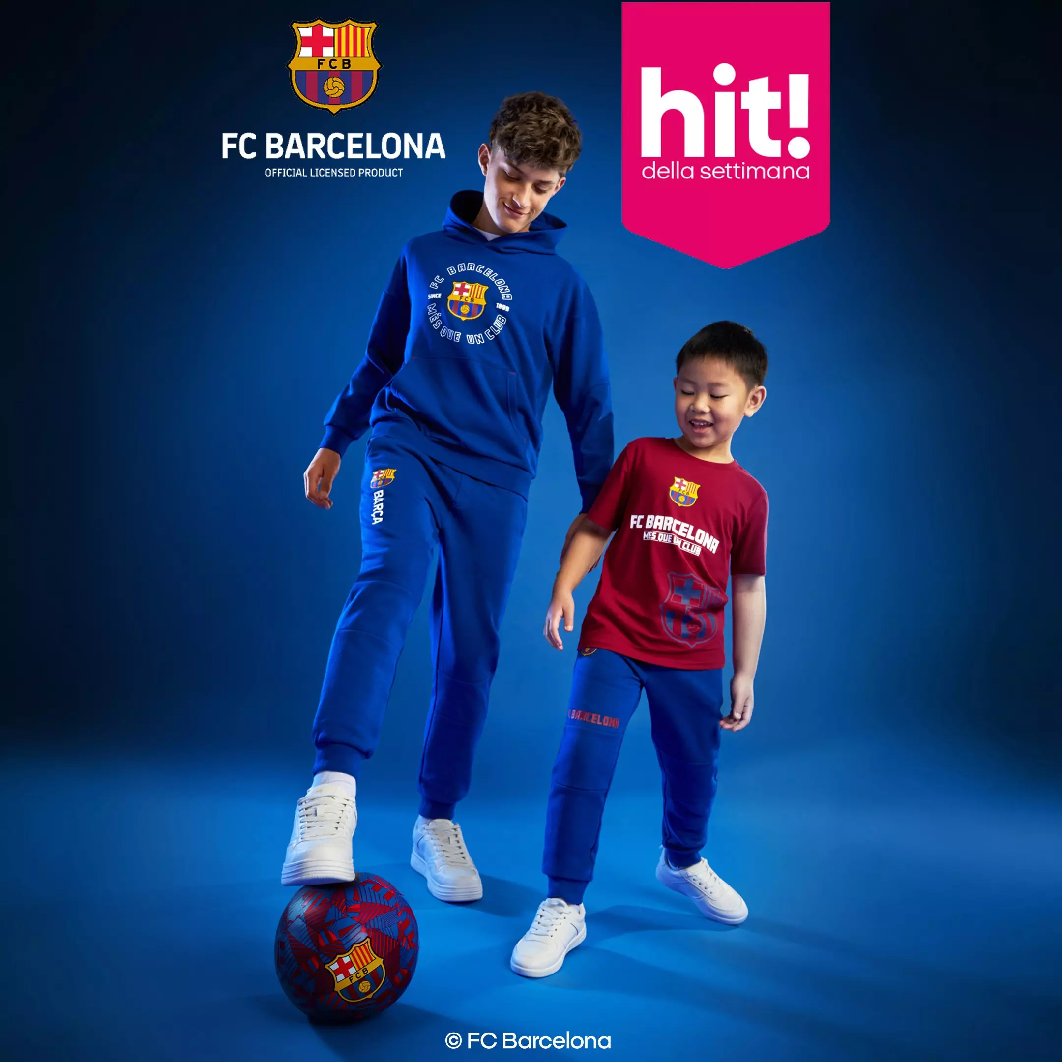 Pepco abbigliamento sportivo FC Barcelona per ragazzi che giocano con un pallone da calcio.