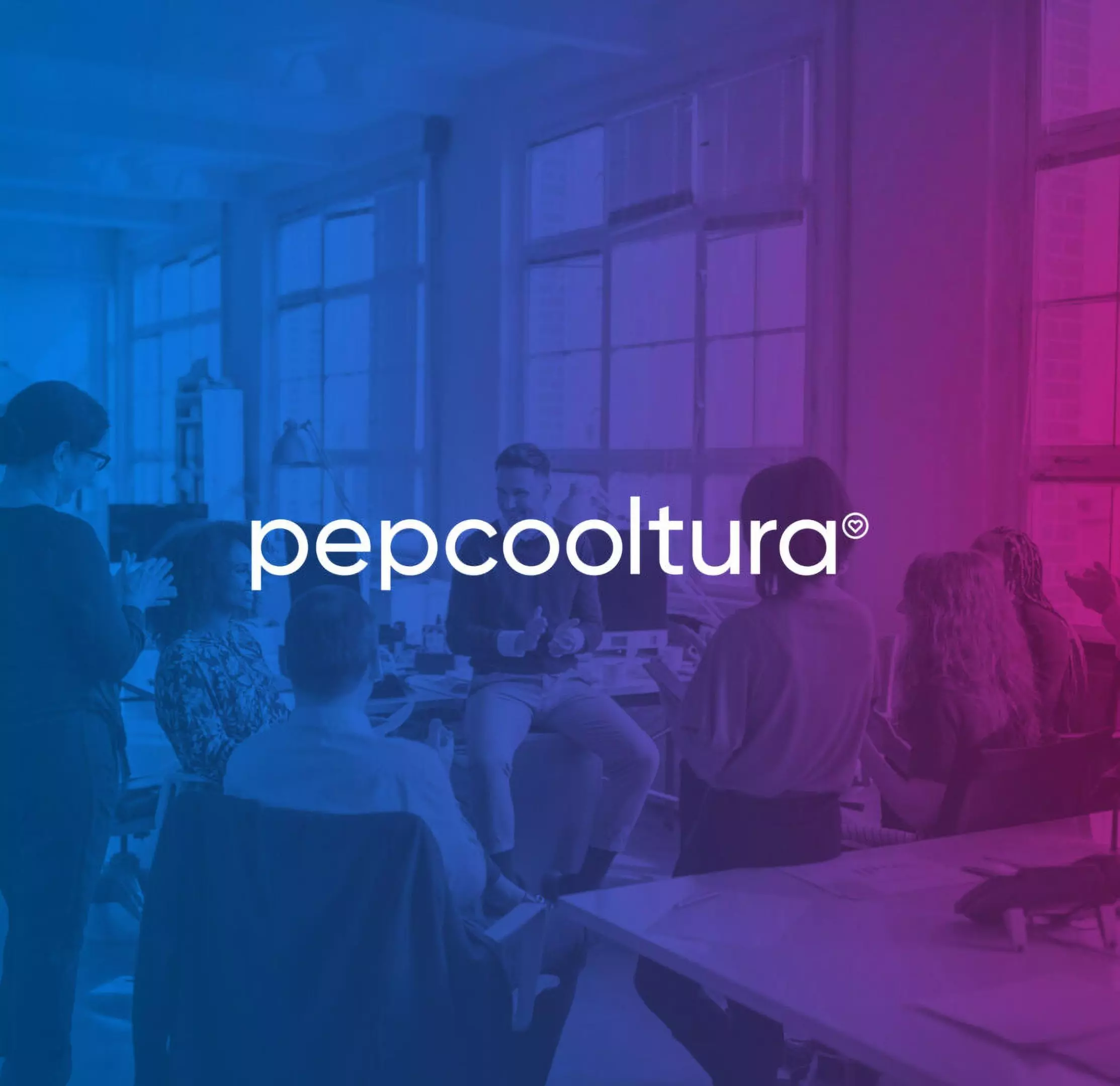 Grupa osób na spotkaniu w jasnym pomieszczeniu z napisem pepcooltura na niebiesko-różowym tle, reprezentująca kulturę Pepco.
