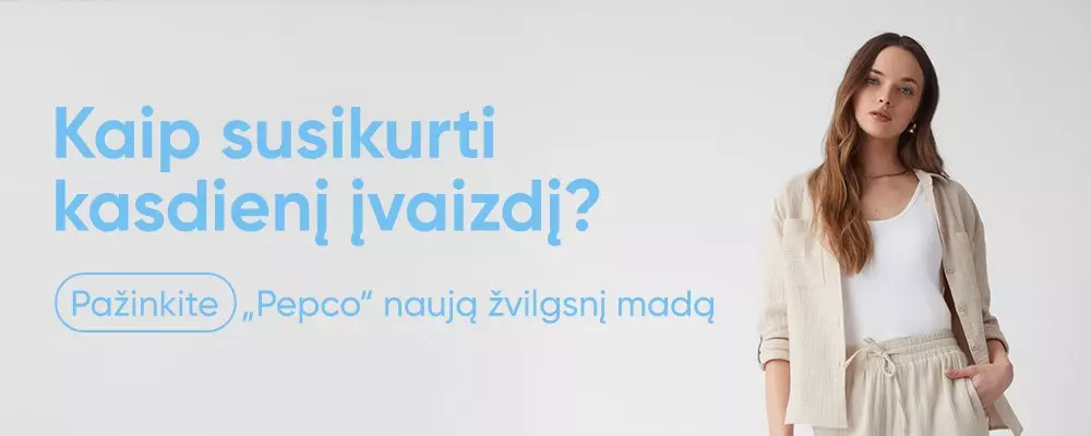 Moteris dėvi baltą marškinėlius ir šviesų lininį kostiumą su užrašu apie Pepco madą.