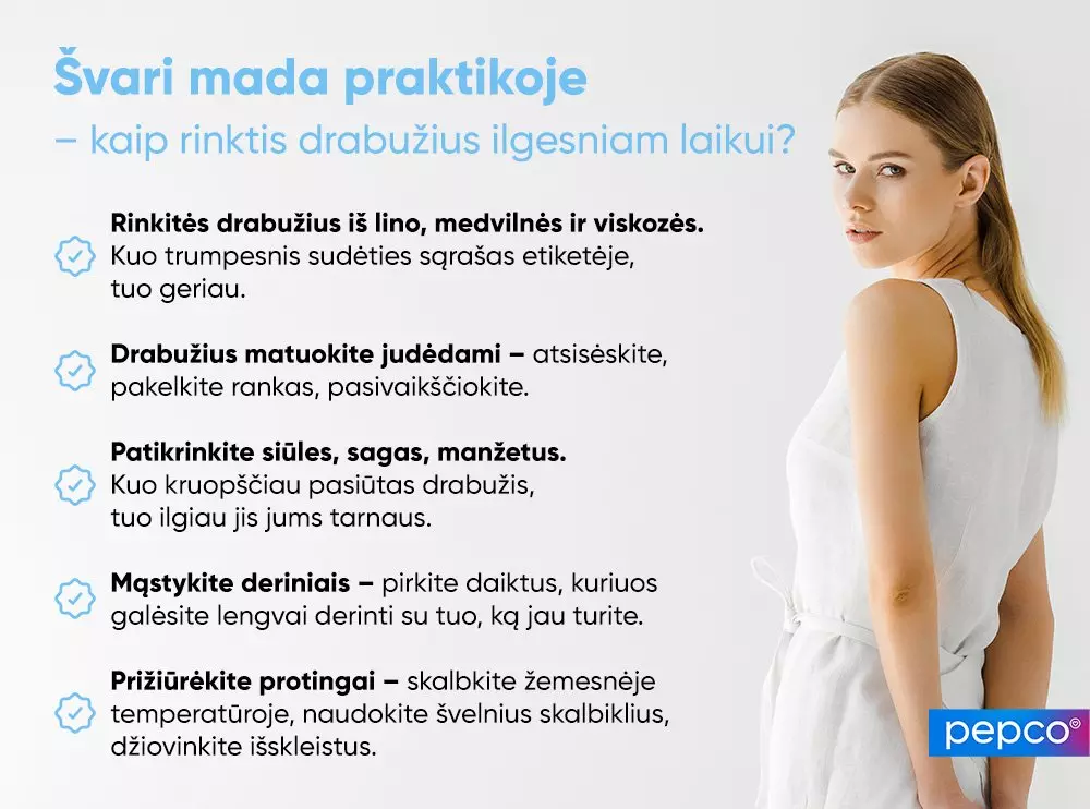 Moteris baltais drabužiais demonstruoja drabužių priežiūros patarimus su Pepco logotipu.