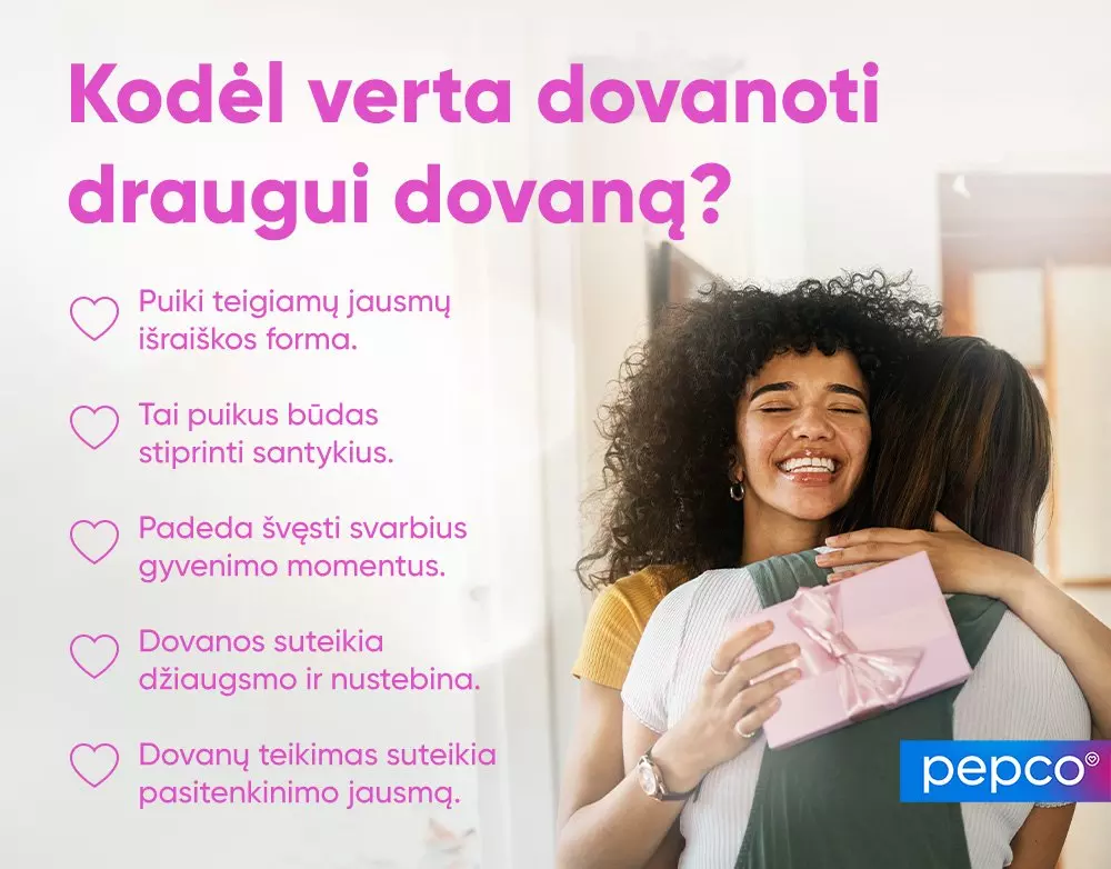 Dvi moterys apkabinusios viena kitą, viena laiko rožinę dovanų dėžutę.
