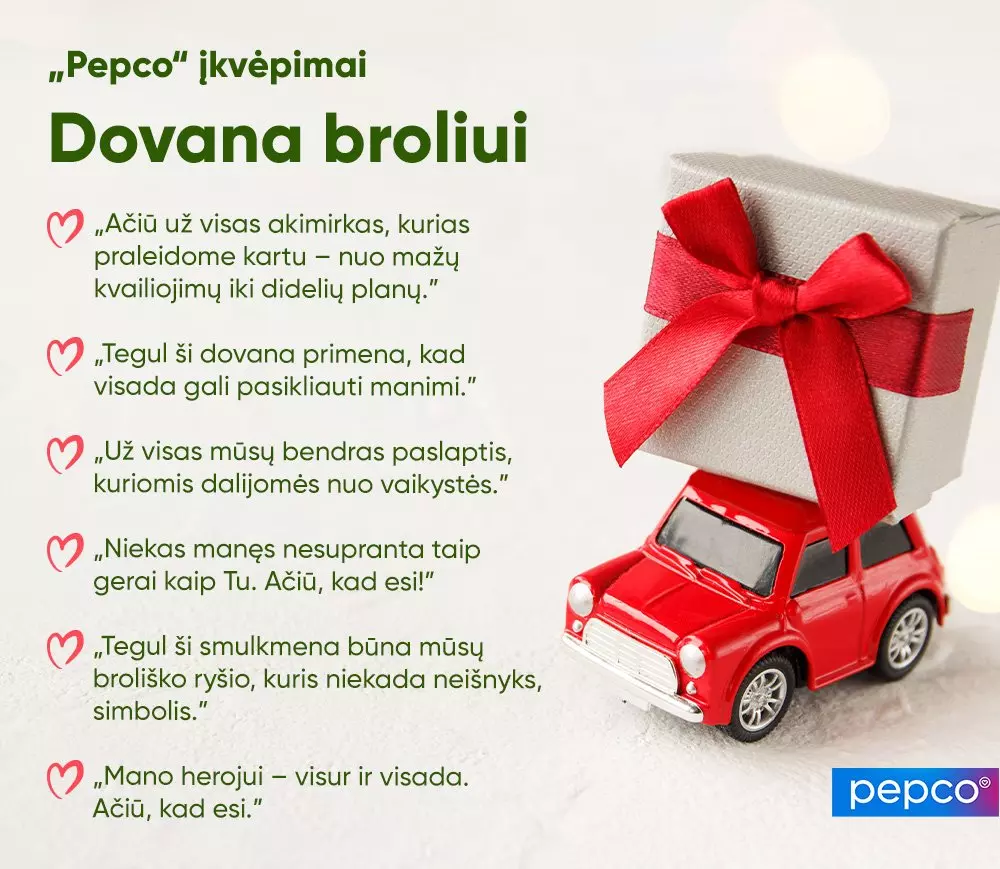 Raudonas žaislinių automobilis su sidabrine dovanų dėžute, papuošta raudona kaspinu, ant stogo.
