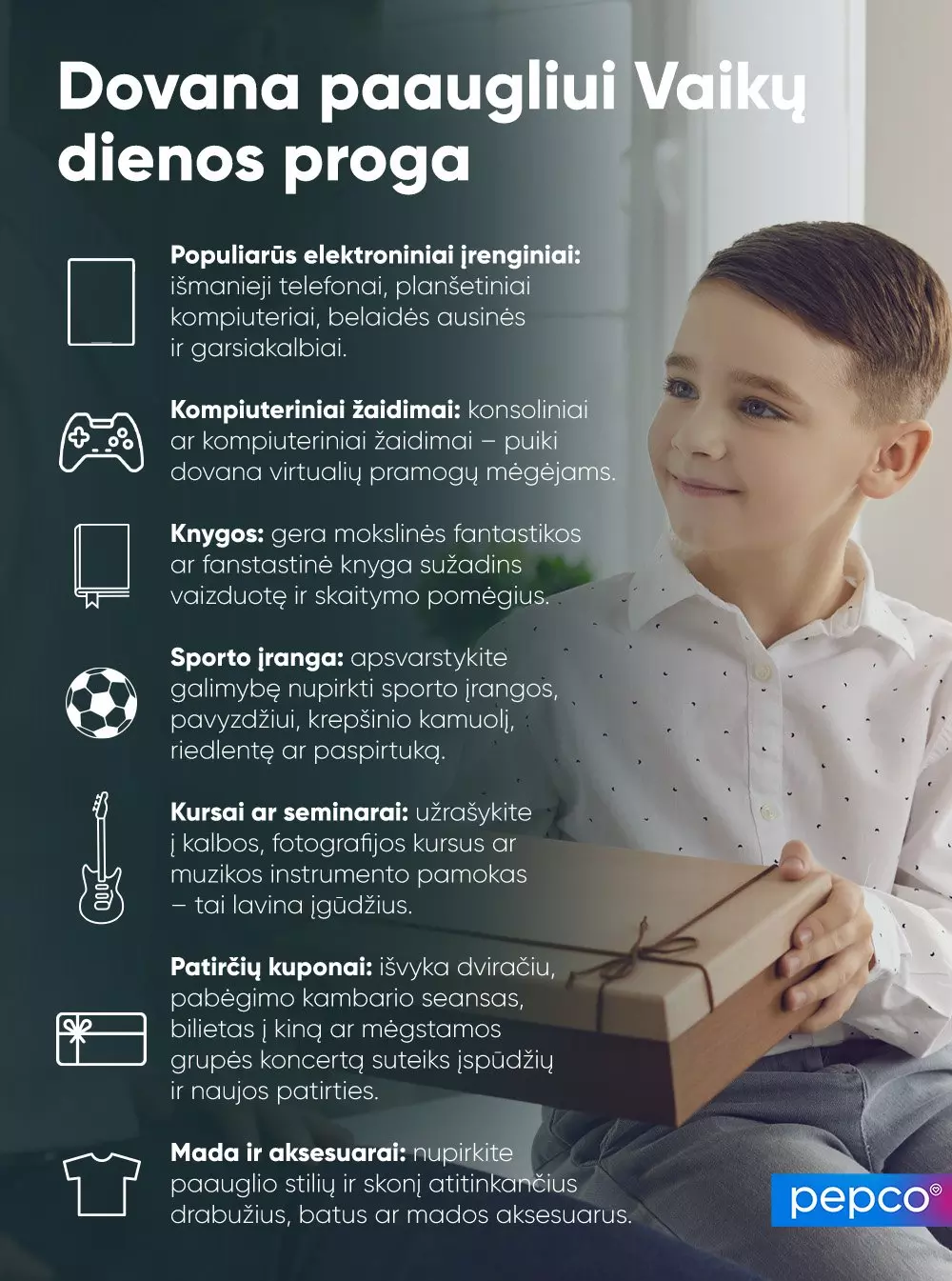 Berniukas laiko dovanų dėžutę su informaciniu tekstu apie Vaikų dienos dovanų idėjas.