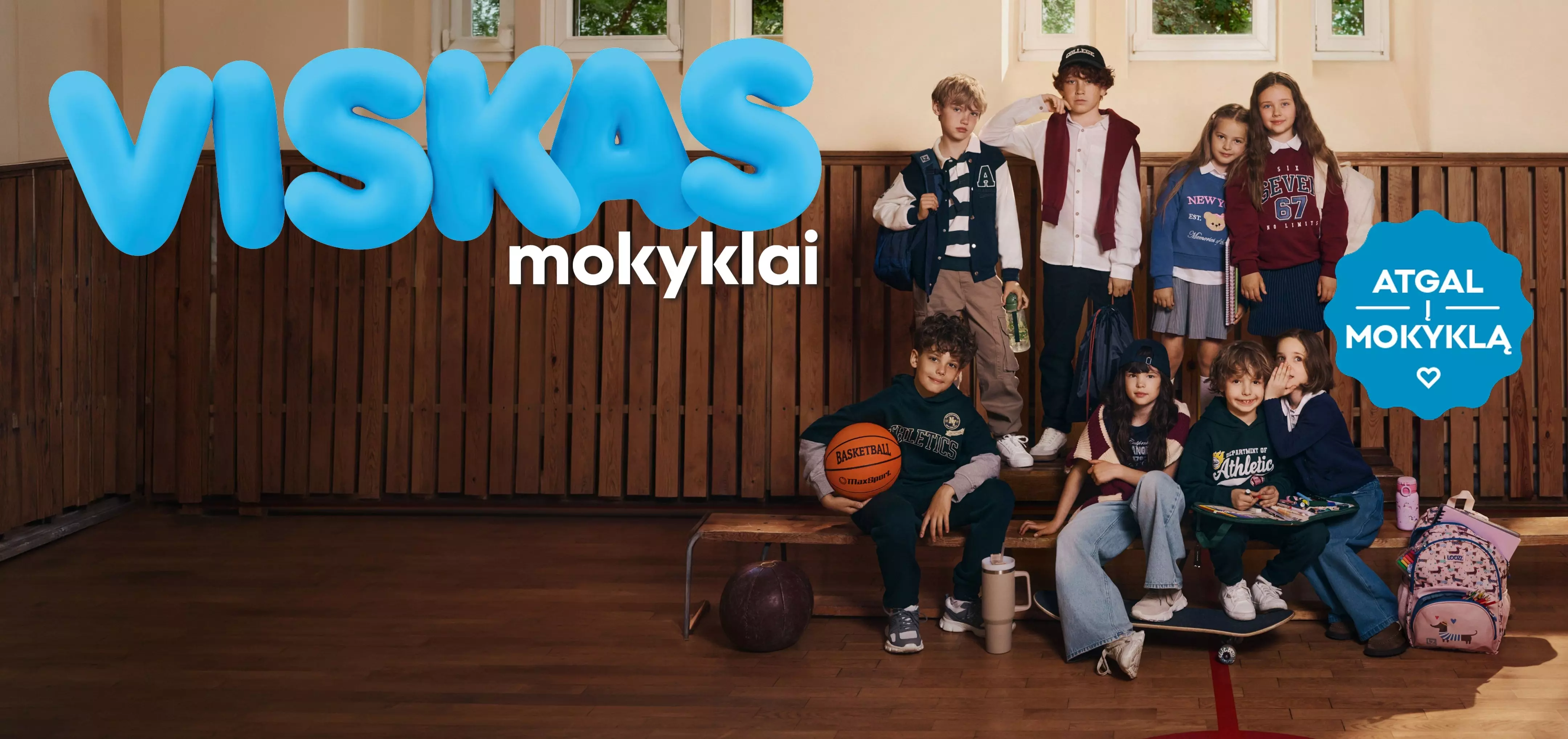 Pepco vaikų mokyklinės aprangos kolekcija su vaikais sportiniu stiliumi mokyklos koridoriuje.